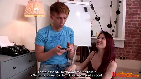 Рыжеволосая русская сучка трахнулась ради балета на концерт