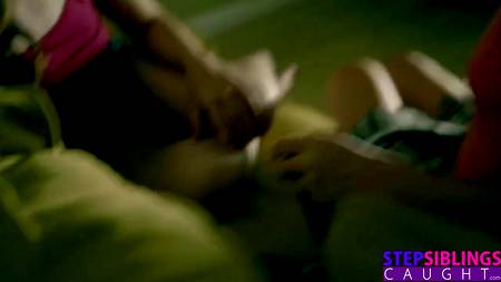 Прокравшийся в спальню чувак отодрал спящих телок с красивыми телами