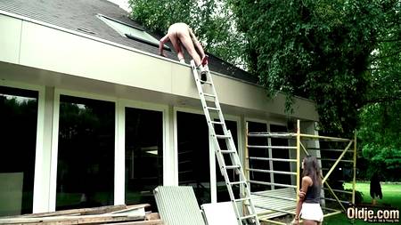 Старик посадил на член молоденькую сучку и здорово оттрахал