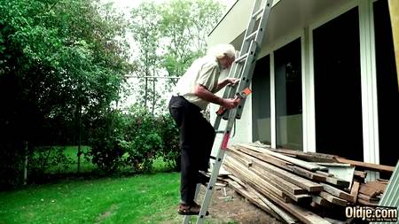 Старик посадил на член молоденькую сучку и здорово оттрахал