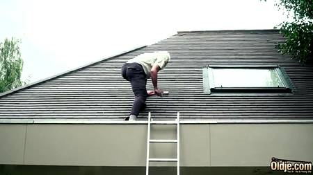 Старик посадил на член молоденькую сучку и здорово оттрахал