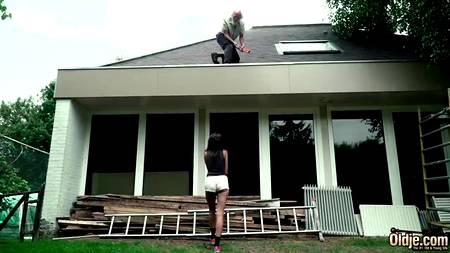 Старик посадил на член молоденькую сучку и здорово оттрахал