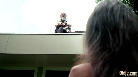 Старик посадил на член молоденькую сучку и здорово оттрахал