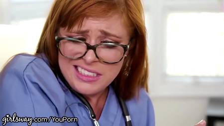 Возбудившееся Adriana Chechik соблазнила медсестру на анальный фистинг