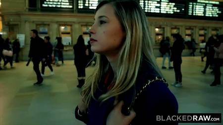 Накаченный негр имеет огромным болтом красивую шлюшку