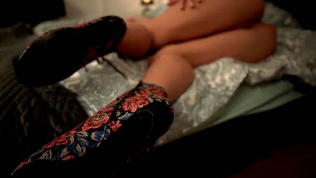 Кинул палку мастурбирующей девушке в обтягивающем платье