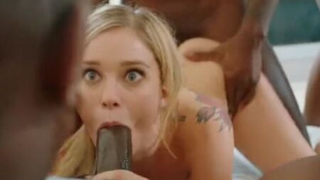 Мускулистые негры толпой оприходовали сексуальную блондиночку