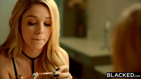 Мускулистые негры толпой оприходовали сексуальную блондиночку