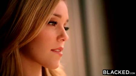 Мускулистые негры толпой оприходовали сексуальную блондиночку