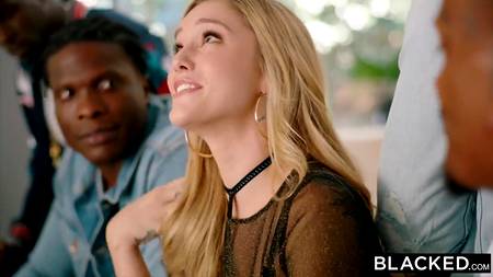 Мускулистые негры толпой оприходовали сексуальную блондиночку