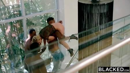 Мускулистые негры толпой оприходовали сексуальную блондиночку