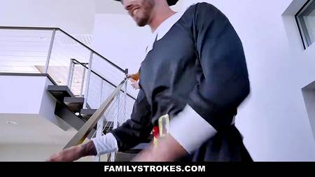 Ролевая оргия в костюмах с сисястыми девахами