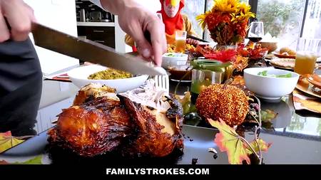 Ролевая оргия в костюмах с сисястыми девахами