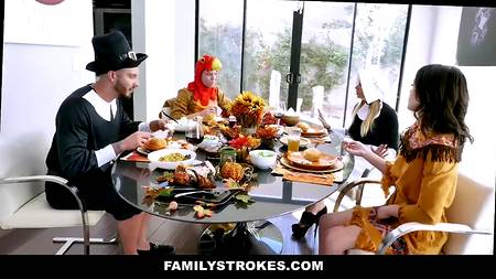 Ролевая оргия в костюмах с сисястыми девахами