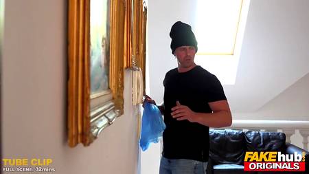 Двое грабителей оприходовали во все дыры похотливую хозяйку дома