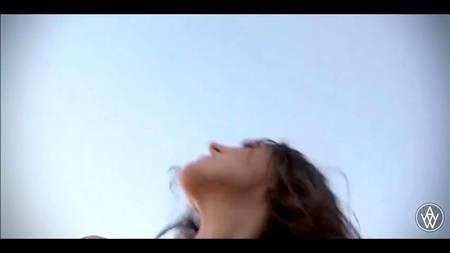 Грудастая краля объездила хуй бойфренда на общественном пляже