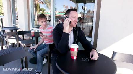 Зрелая брюнетка запрыгнула на длинный пенис молодого самца