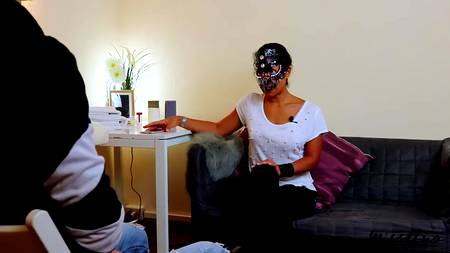 Парень накончал полный рот спермы онанирующей девице