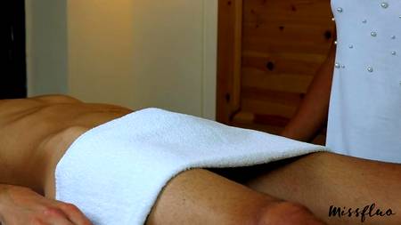 Парень накончал полный рот спермы онанирующей девице