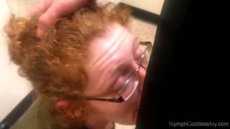 Рыжеволосая кучерявая бестия балует мужа глубоким горловым минетом