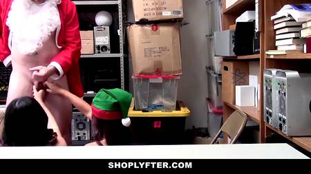 Мужик в костюме Деда Мороза вертит на хую молоденьких сучек