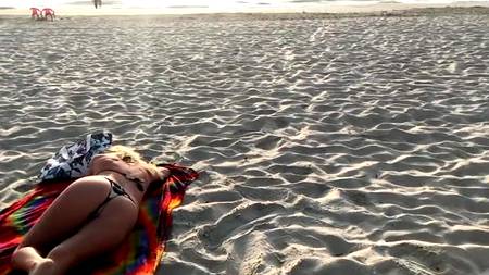 Трахнул в очко в публичном месте на пляже светловолосую нимфу