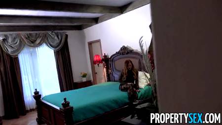 Кинул палку рыжеволосой малышке в сексуальном нижнем белье