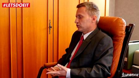 Руководитель отодрал на работе задницу молодой девицы