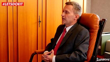 Руководитель отодрал на работе задницу молодой девицы