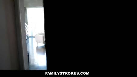 Оттраханная на диване блондинка получила в рот зачетный камшот