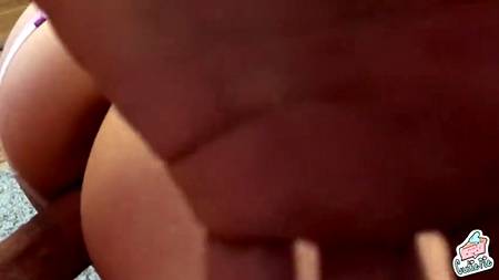 Пацан ебет сзади играющую в видеоигру девушку с зачетной попкой