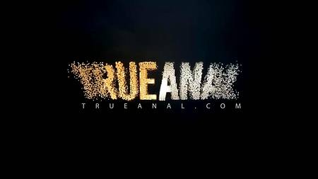 Пышногрудая латинка попросила бойфренда кончить ей в задницу