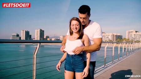 Накаченный мужчина отодрал на пляже миниатюрную красотку