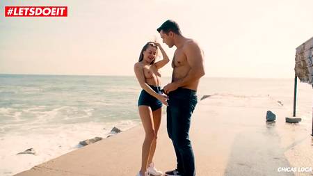 Накаченный мужчина отодрал на пляже миниатюрную красотку