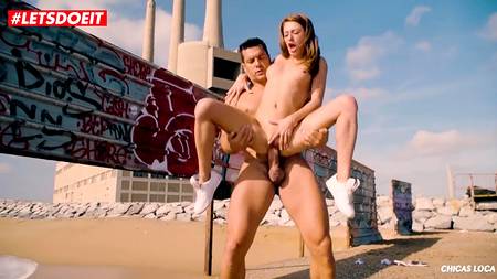 Накаченный мужчина отодрал на пляже миниатюрную красотку