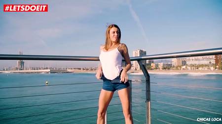 Накаченный мужчина отодрал на пляже миниатюрную красотку