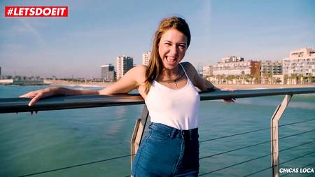 Накаченный мужчина отодрал на пляже миниатюрную красотку