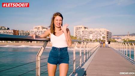 Накаченный мужчина отодрал на пляже миниатюрную красотку