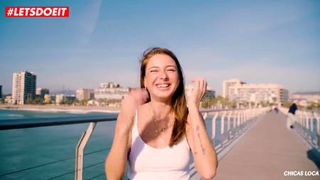 Накаченный мужчина отодрал на пляже миниатюрную красотку