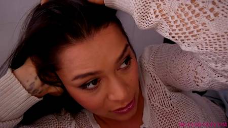 Страстная брюнетка объездила мясистый хуй балдеющего мужика