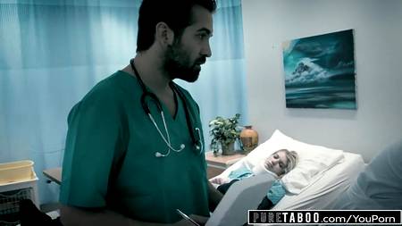 Врачь оприходовал симпатичную пациентку на больничной койке