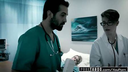 Врачь оприходовал симпатичную пациентку на больничной койке