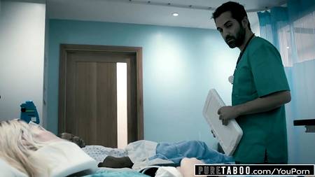 Врачь оприходовал симпатичную пациентку на больничной койке