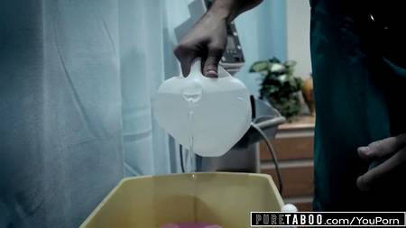 Врачь оприходовал симпатичную пациентку на больничной койке