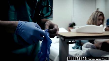 Врачь оприходовал симпатичную пациентку на больничной койке