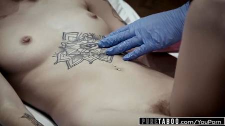 Врачь оприходовал симпатичную пациентку на больничной койке