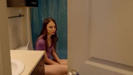 Похотливый хахаль отодрал в туалете симпатичную подругу с волосатой пиздой