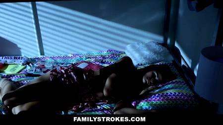 Худенькая малышка объездила толстый болт молодого пацана