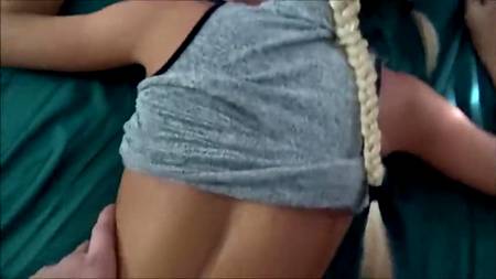 Чувак дрючит разговаривающую по телефону сисястую худышку