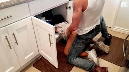 Отодрал сзади застрявшую под раковиной узкоглазую девушку